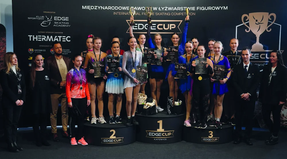 Zawodnicy i organizatorzy EDGE Cup podczas ceremonii wręczenia nagród